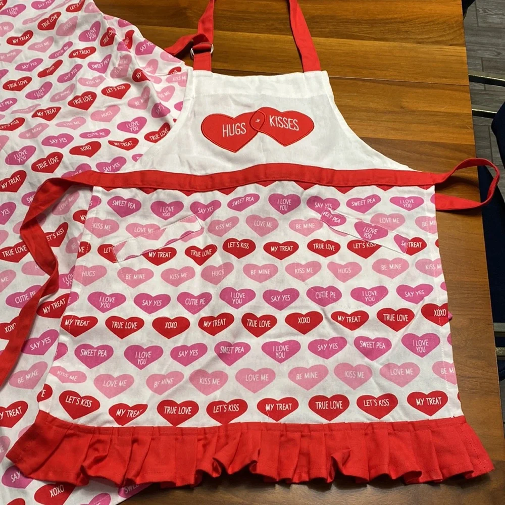 Mommy and Me Matching Valentine Aprons NWOT